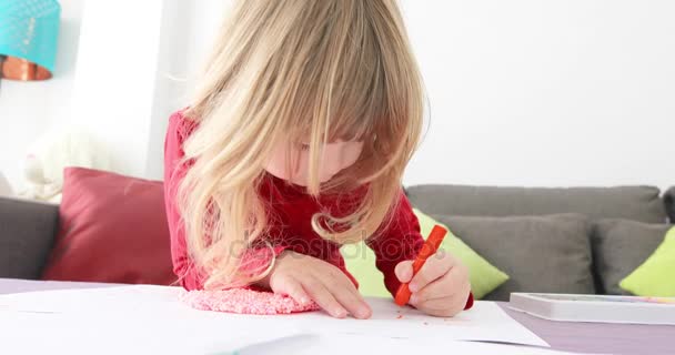 Röd tröja barn målning vitt papper på bordet — Stockvideo