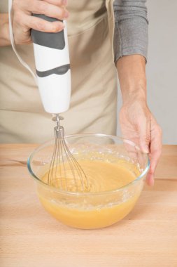 eller kadın ile elektrikli karıştırıcı kırbaçlanan