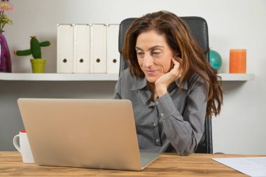 kadın okuma dizüstü Office