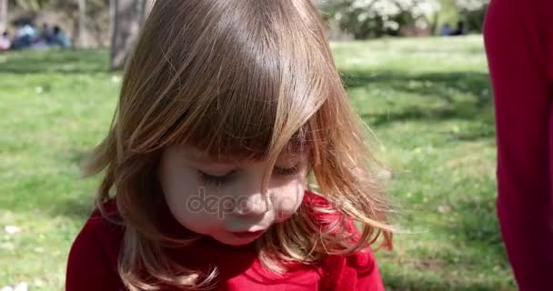 Faccia di bambino che mastica il cibo in parco — Video Stock