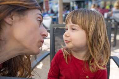 madre y el niño mirando el uno al otro