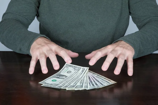 Mãos de homem pronto para pegar um pacote de dólares — Fotografia de Stock