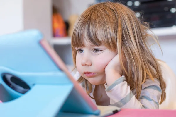 Kleines Kind schaut digitales Tablet — Stockfoto