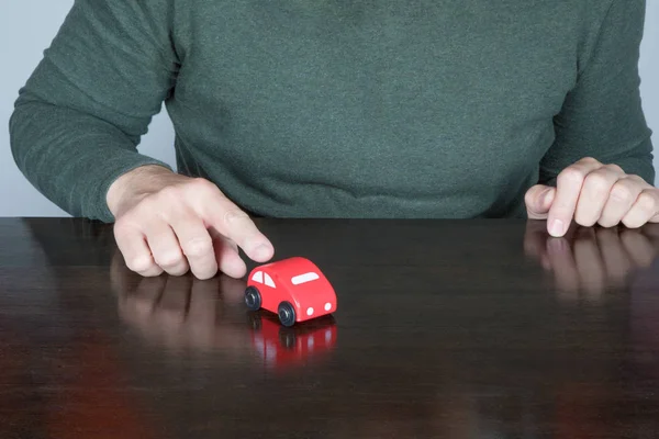 Homem dedo aponta um carro de brinquedo — Fotografia de Stock