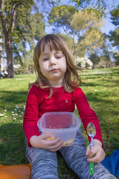 Retrato de criança comer macarrão no parque — Fotografia de Stock