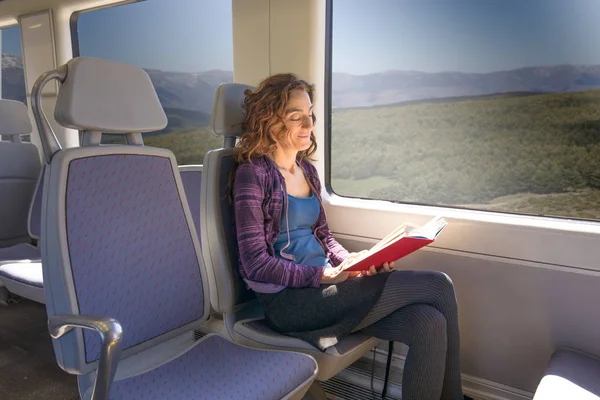 Mulher em livro de leitura de trem — Fotografia de Stock