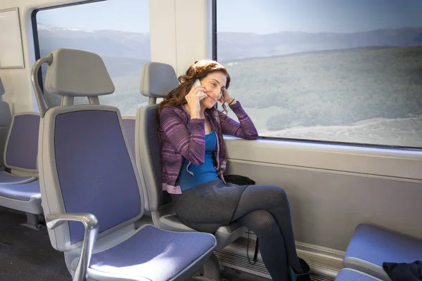 女人坐在谈移动的火车 — 图库照片