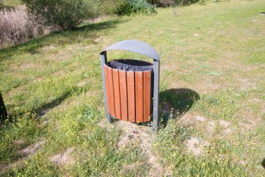 park ahşap Çöp Kutusu'na yüksek görünümü
