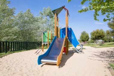 Bahçesi yalnız metal slayt