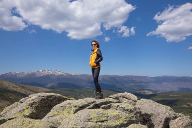 Guadarrama kaya tepe üzerinde poz kadın