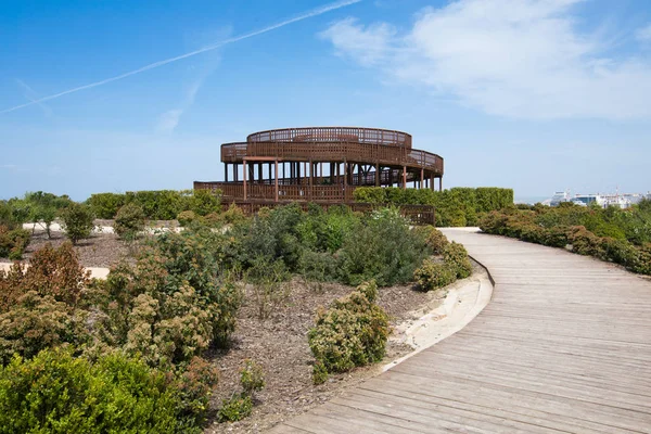 Houten pad naar de uitkijktoren in Valdebebas Park — Stockfoto