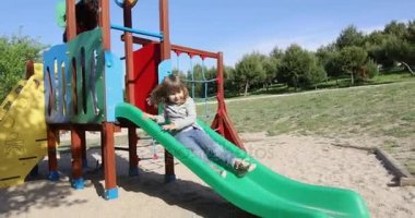 çocuk ve anne küçük slayt üzerinde