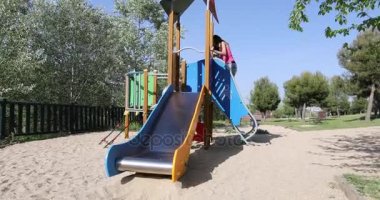 çocuk ve oyun alanı sürgülü anne