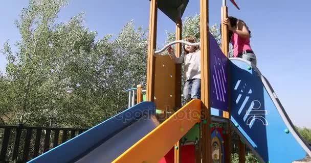 Niño y madre deslizándose juntos — Vídeo de stock