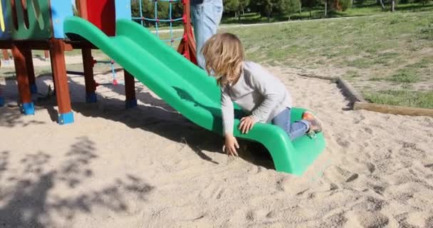 Child falling off the slide — Stock Video