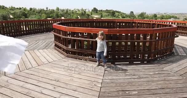 Kind spielt auf Holzturm — Stockvideo