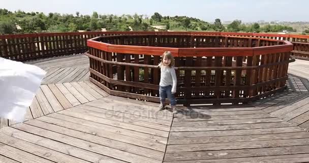 Enfant jouant sur tour en bois — Video