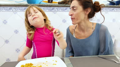 yeme ve sarılma anne küçük çocuk