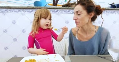 küçük çocuk beslenme anne