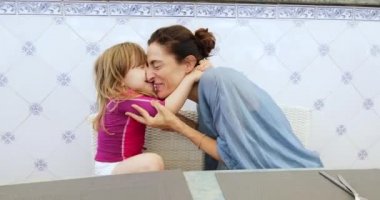 küçük çocuk sarılma anne