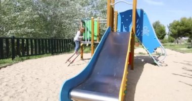 Slayt parkında oynayan küçük çocuk