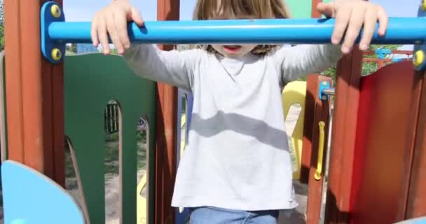 Niño pequeño jugando en diapositiva — Vídeos de Stock