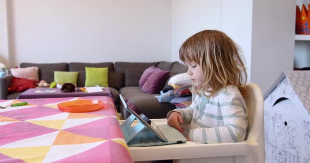 Kleines Kind surft mit Tablet — Stockvideo