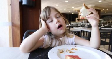 küçük çocuk tost domates ile yemek