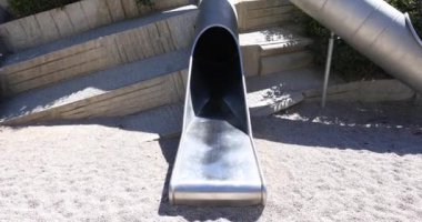 kadın ve çocuk metal tüp içinde kayar