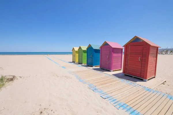 Kolorowe kąpieli kabiny na plaży w mieście Grao Castellon — Zdjęcie stockowe