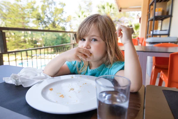 Criança comendo no terraço do restaurante — Fotografia de Stock