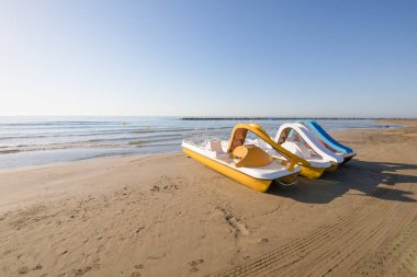Benicassim plaj üzerinde pedal tekneler