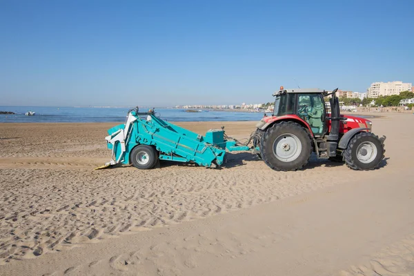 Tractor con remolque limpieza playa en Benicassim — Foto de Stock