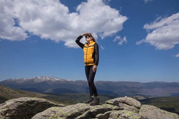 Guadarrama kaya tepe üzerinde gökyüzünü arayan kadın
