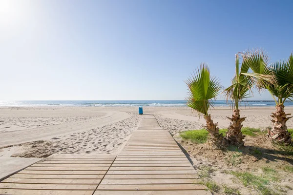 Drewniana kładka prowadząca do plaży Almadraba Benicassim — Zdjęcie stockowe