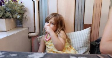 küçük kız ekmek restoranda yemek