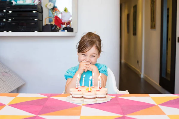 Kind freut sich über brennende Kerzen auf Geburtstagstorte — Stockfoto