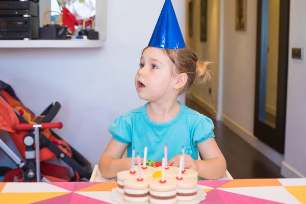 Criança com bolo de aniversário olhando lado — Fotografia de Stock