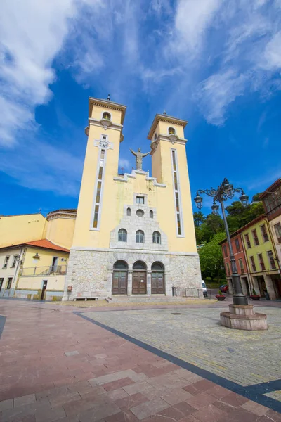 Iglesia Santa Maria Magdalena en Ribadesella — Foto de Stock