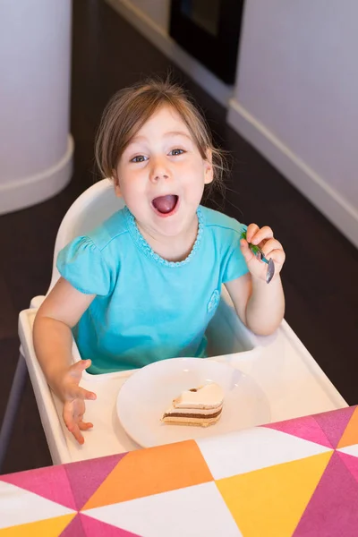 Criança comendo bolo expressão engraçado rosto — Fotografia de Stock
