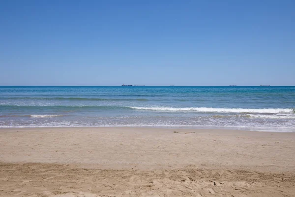 Fartyg i havet horisonten från stranden — Stockfoto