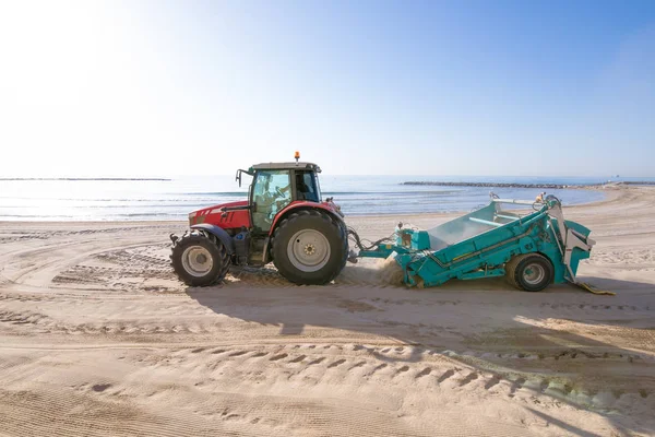Pulizia trattore sabbia in Els Terrers Spiaggia di Benicassim — Foto Stock