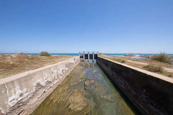 Canal hidroviário em direcção ao mar em Castellon — Fotografia de Stock