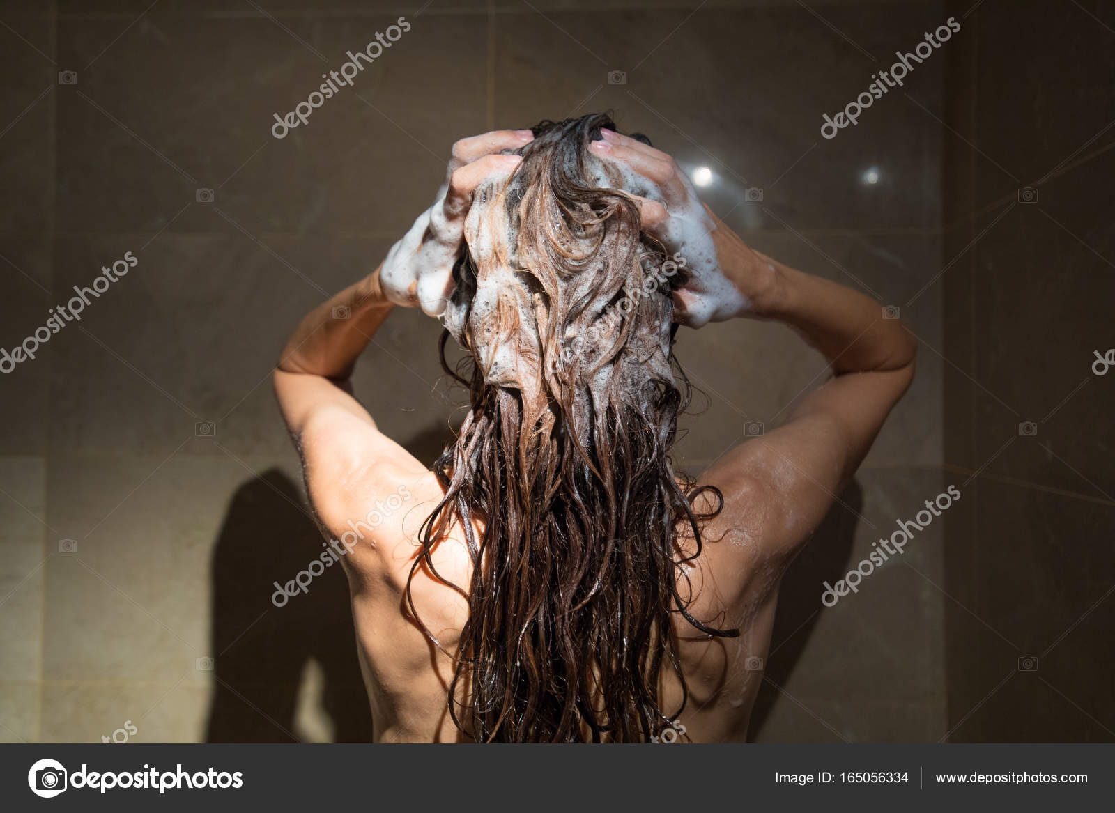 Девушка моет волосы. Девушка моет волосы. Как правильно мыть девушку. Шампунь для головы. Гигиена волос.