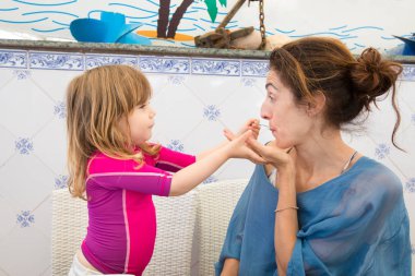 küçük çocuk anne restoranda kaşıkla besleme