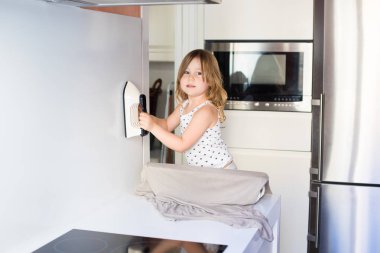 mutfak Ütü duvarındaki küçük kız