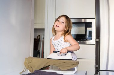 Ütü ve mutfakta şarkı küçük kız