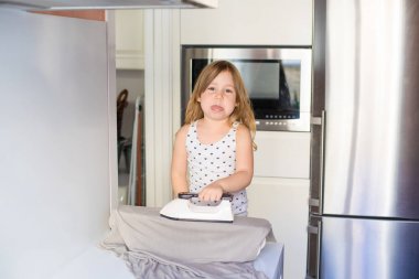 Mutfakta Ütü ve dilini küçük kız