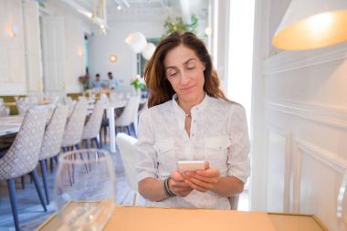 cep telefonu kullaranarak Restoran kadında