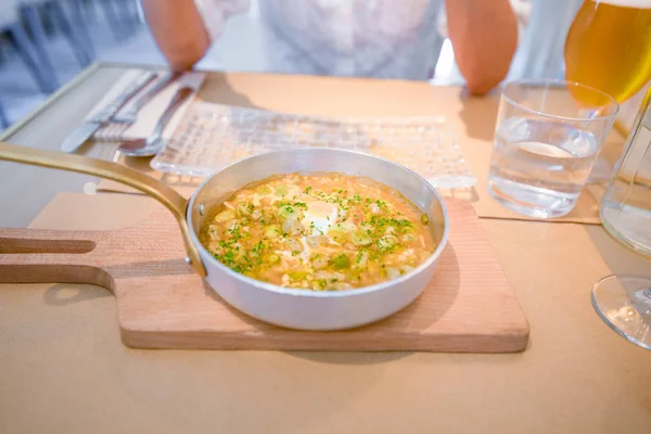 Poêle à frire avec oeuf et haricots verts sur planche de bois — Photo